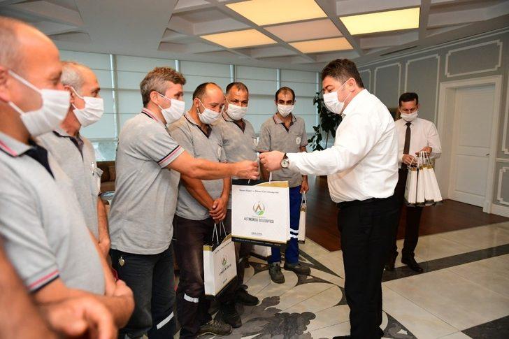 Başkan Tören, temizlik işçileriyle makamında kahvaltı yaptı G5