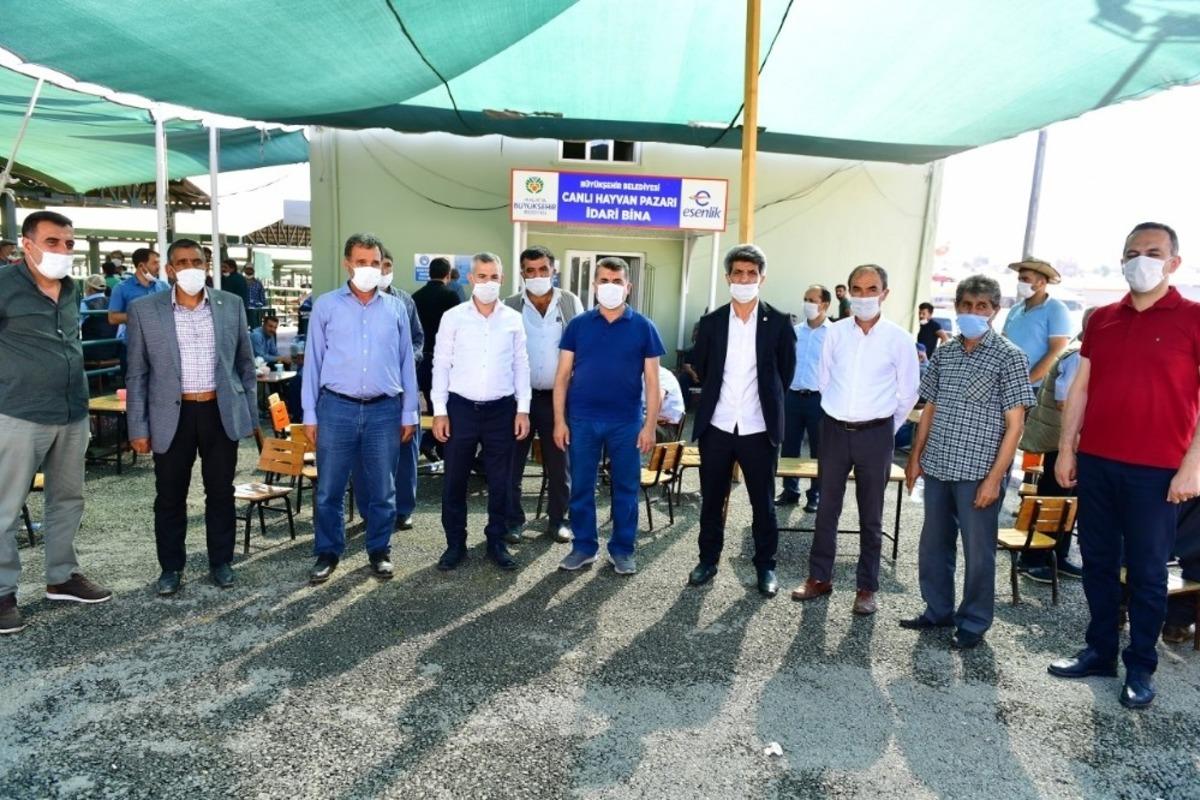 Başkan &Ccedil;ınar, canlı hayvan pazarını ziyaret ederek yetiştiricilerin taleplerini dinledi