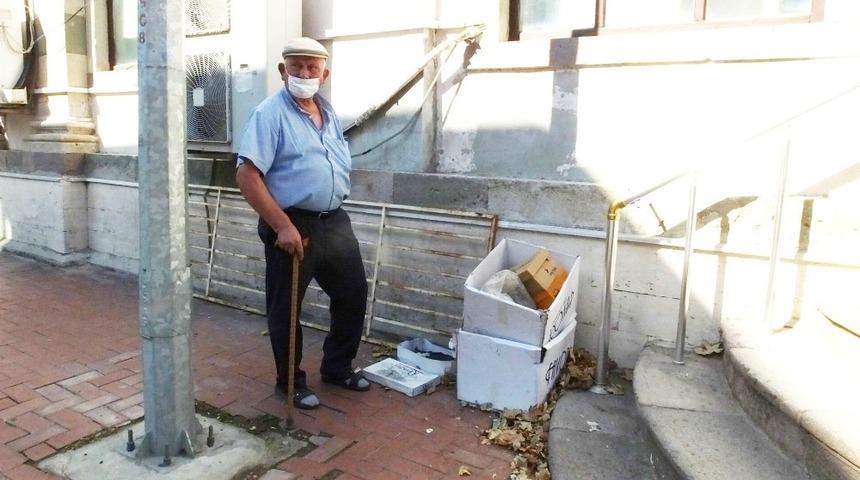 Cami duvarında &ccedil;&ouml;pe tepki