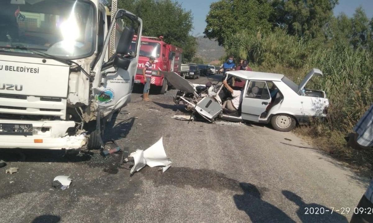 &Ccedil;&ouml;p kamyonu Tofaş marka otomobili &ccedil;&ouml;pe &ccedil;evirdi