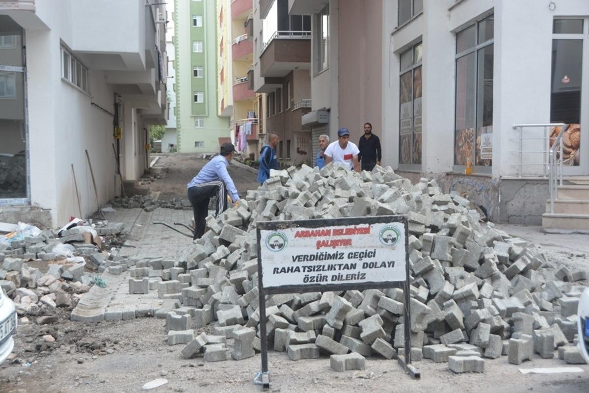 Ardahan&rsquo;da yol ve parke &ccedil;alışmaları devam ediyor
