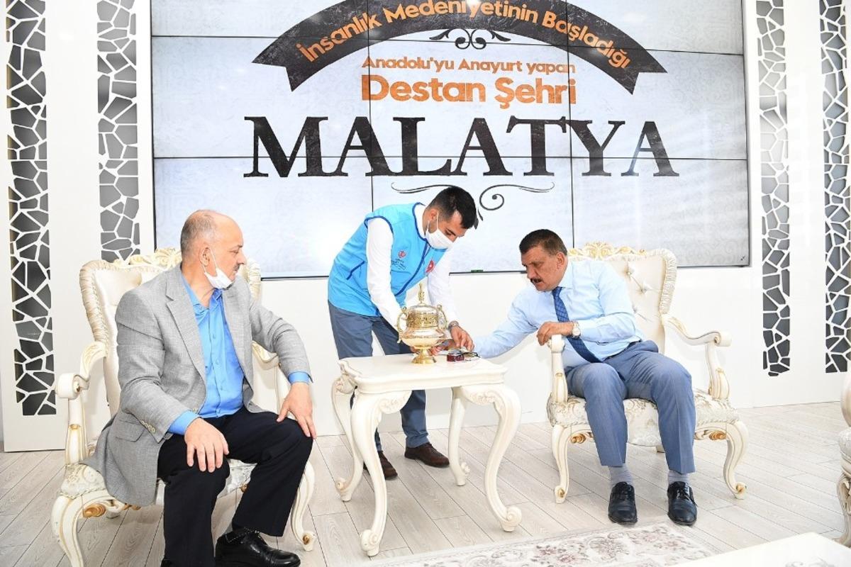 Başkan G&uuml;rkan, kurbanını Diyanet Vakfı&rsquo;na bağışladı