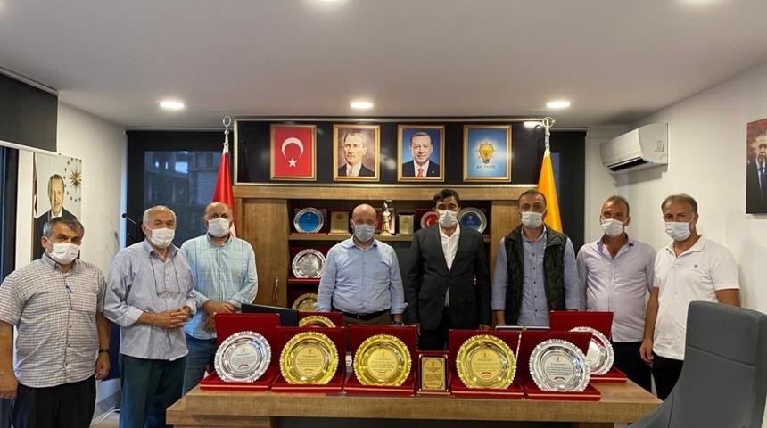 Muhtarlardan AK Parti Of İl&ccedil;e Başkanı Terzioğlu&rsquo;na plaket