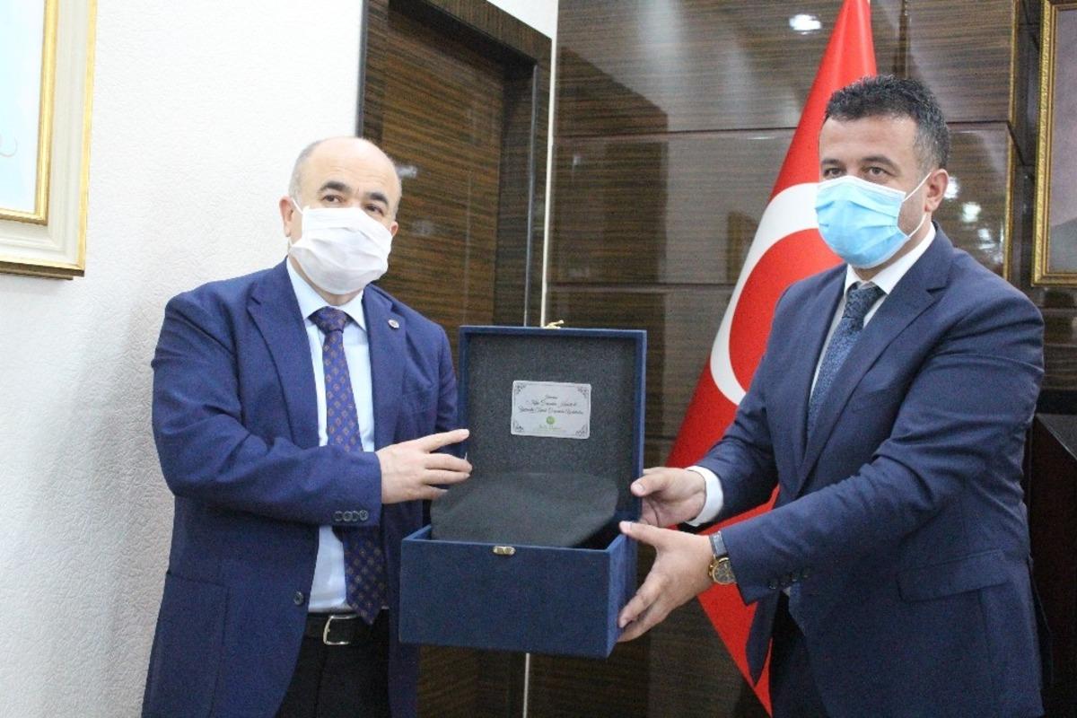 Vali Dağlı&rsquo;ya yumurta topuk ayakkabı ve 8 k&ouml;şe kasket