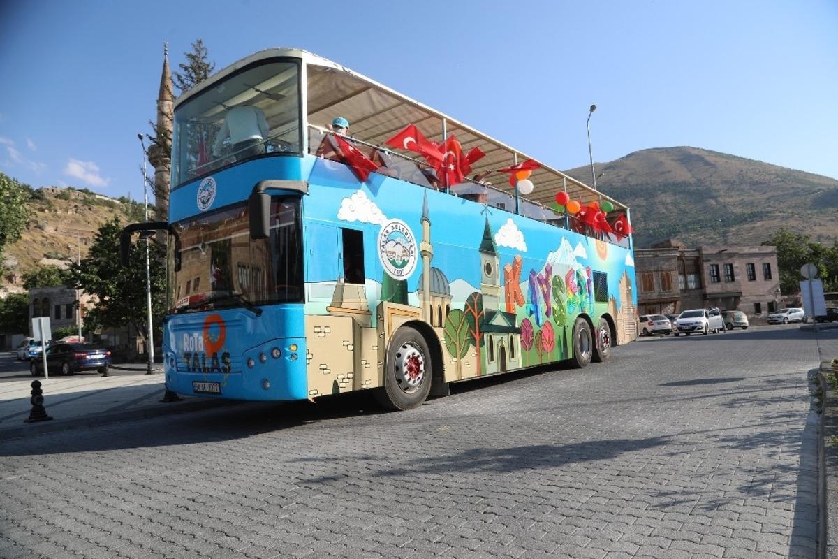 Başkan Yal&ccedil;ın, pandemi d&ouml;neminde kitap okuyan &ccedil;ocukları &uuml;st&uuml; a&ccedil;ık otob&uuml;sle gezdirdi