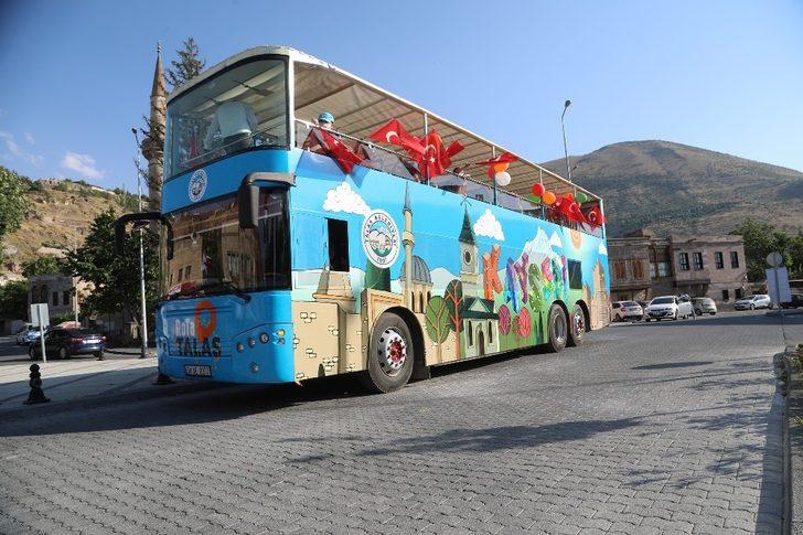 Başkan Yalçın, pandemi döneminde kitap okuyan çocukları üstü açık otobüsle gezdirdi G1