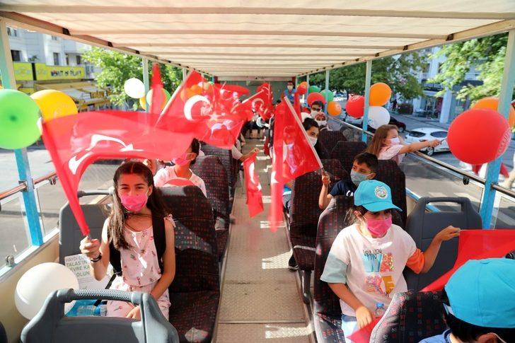 Başkan Yalçın, pandemi döneminde kitap okuyan çocukları üstü açık otobüsle gezdirdi G2