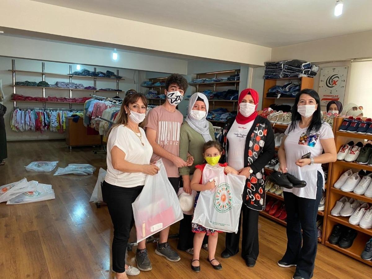İhtiya&ccedil; sahibi ailelere giysi yardımı