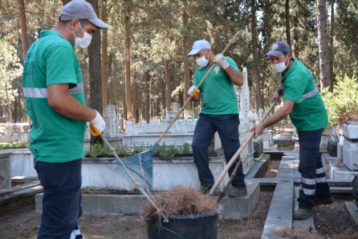 Efeler&rsquo;de mezarlıklar bayrama hazırlanıyor