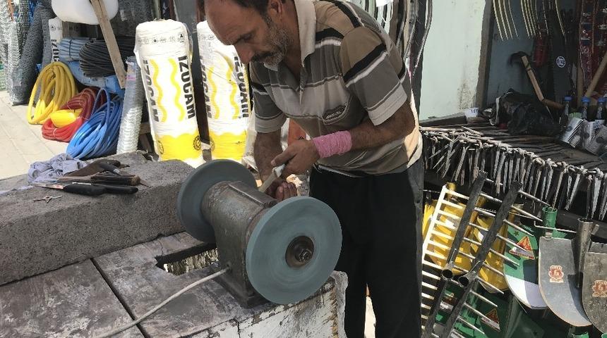 Iğdır&rsquo;da bı&ccedil;ak bileyicilerinin yorucu mesaisi başladı