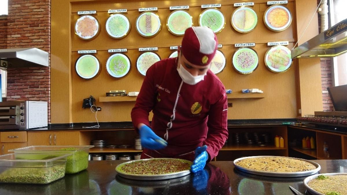 Muş&rsquo;ta usta ellerde şekillenen tatlılar bayram sofralarını s&uuml;sleyecek