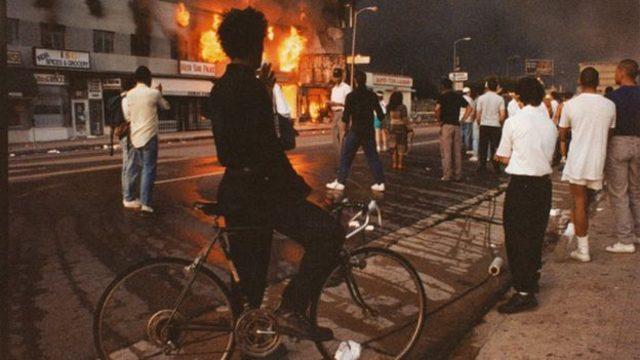 Polisler hakkında beraat kararı verilmesi 1992'de Los Angeles'ta büyük isyanlara yol açtı