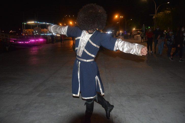 Azeri genç halk dansı gösteriyle izleyenleri mest ediyor G1