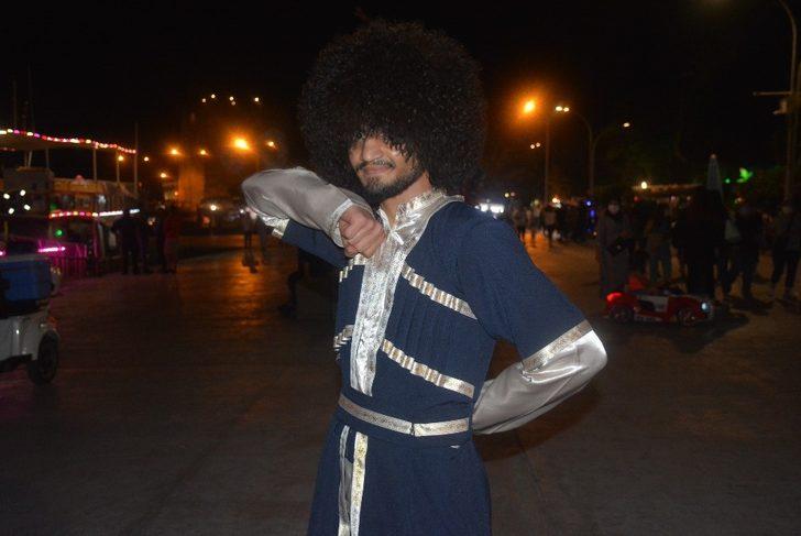 Azeri genç halk dansı gösteriyle izleyenleri mest ediyor G2