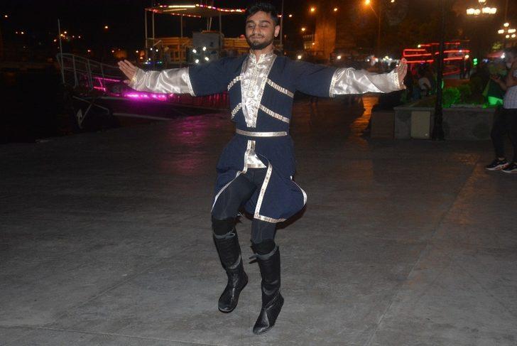 Azeri genç halk dansı gösteriyle izleyenleri mest ediyor G3