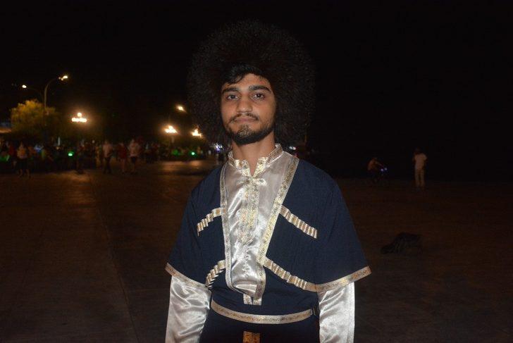 Azeri genç halk dansı gösteriyle izleyenleri mest ediyor G4