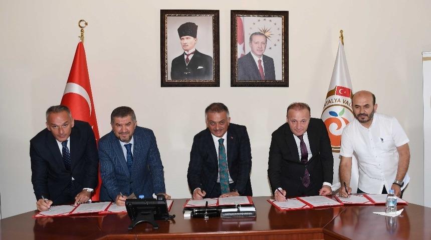 Akdeniz &Uuml;niversitesi Camii&rsquo;nde a&ccedil;ılacak Gen&ccedil; Ofis protokol&uuml; imzalandı