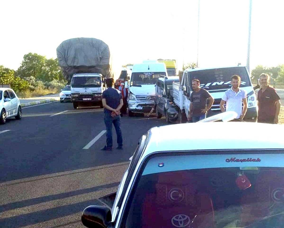 Edremit&rsquo;te zincirleme kaza: 8 yaralı