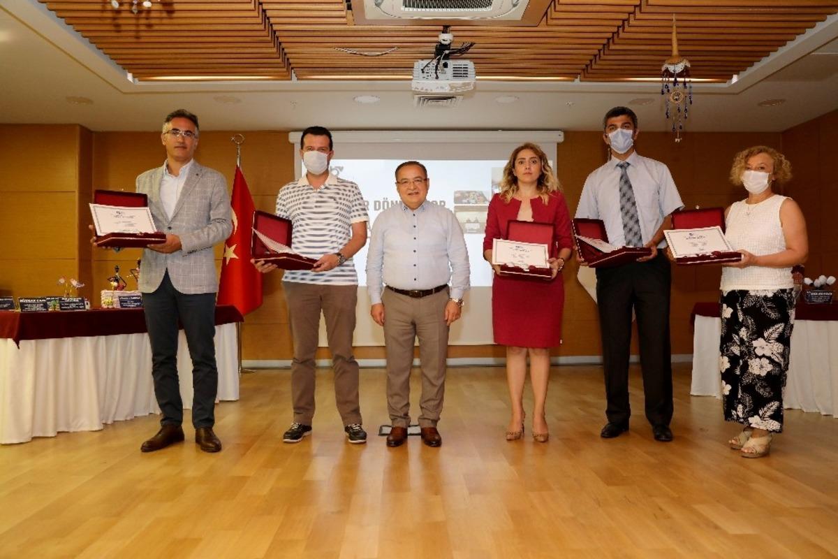 Atıklar D&ouml;n&uuml;ş&uuml;yor yarışmasında dereceye girenler &ouml;d&uuml;llendirildi