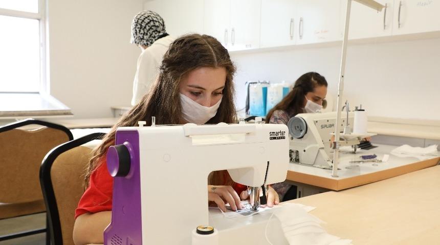 Kayseri &Uuml;niversitesi&rsquo;nde Yaz D&ouml;nemi Uygulamalarında &Ouml;ğrenciler Maske &Uuml;retimi Yapıyor