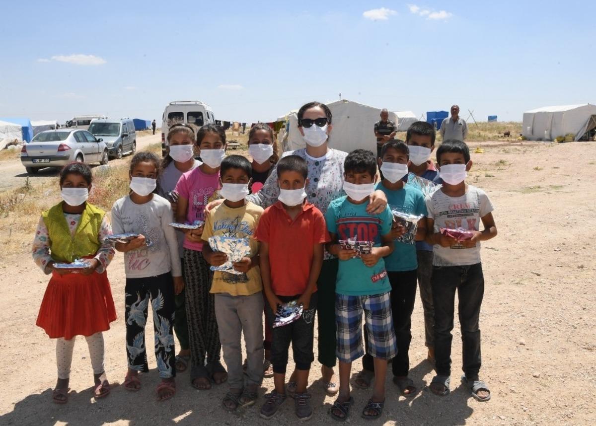 Vali Kocabıyık mevsimlik tarım iş&ccedil;ilerini ziyaret etti