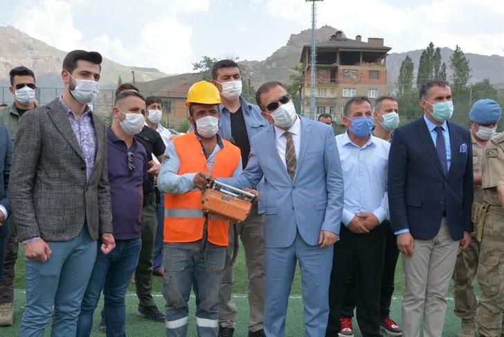 Hakkari’de bin kişilik tribünün temeli dualarla atıldı G1