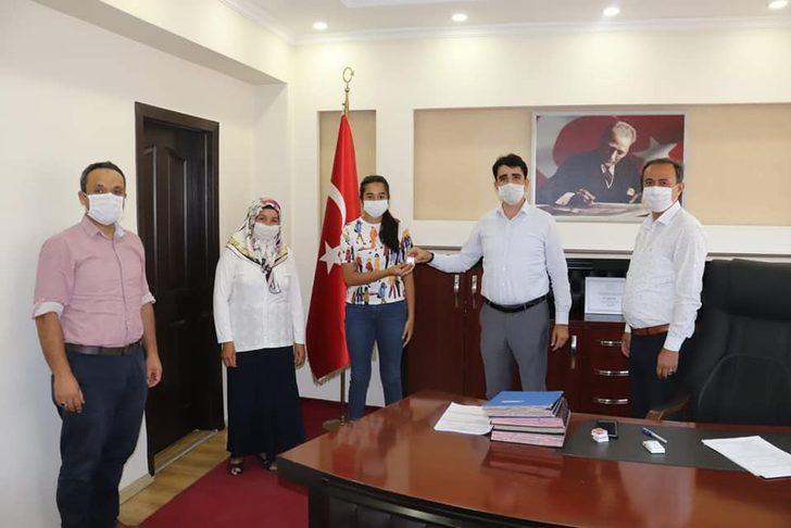 Feke Kaymakam Vekili Sevgili’den LGS’de başarılı öğrencilere çeyrek altın G2