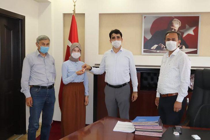 Feke Kaymakam Vekili Sevgili’den LGS’de başarılı öğrencilere çeyrek altın G4