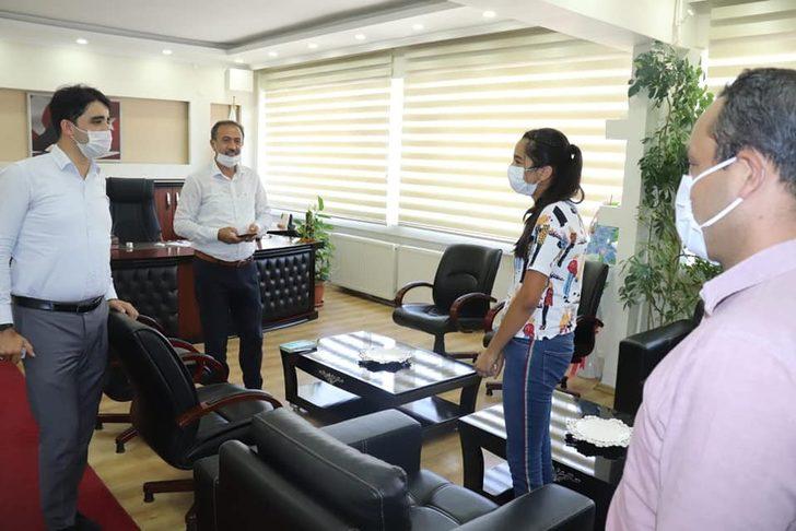 Feke Kaymakam Vekili Sevgili’den LGS’de başarılı öğrencilere çeyrek altın G5