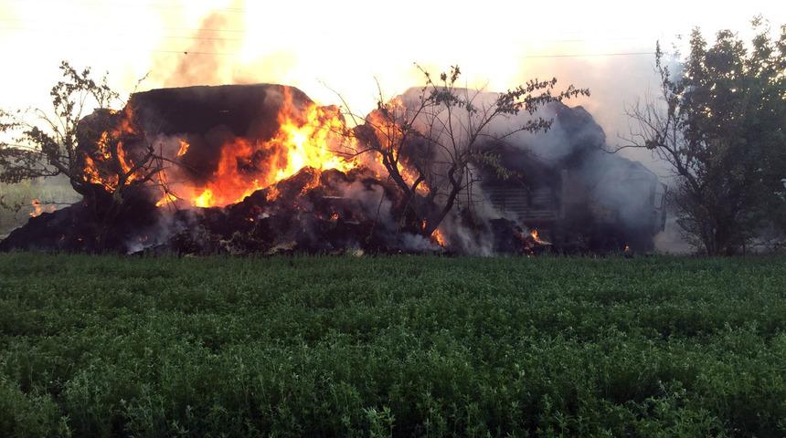 Burdur'da korkutan yangın! Saman y&uuml;kl&uuml; TIR alev alev yandı