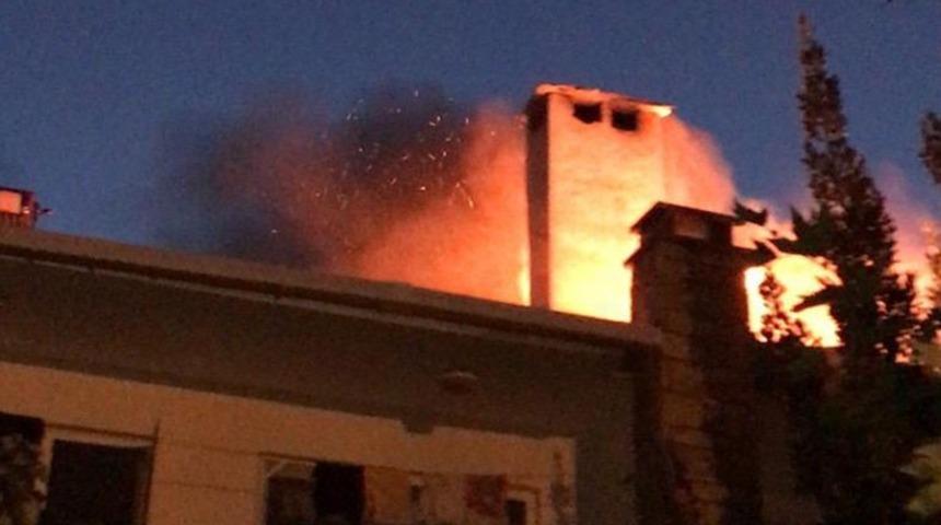 Barbekü kıvılcımı çatıyı yaktı