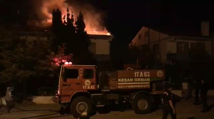 Edirne'de barbeküden sıçrayan kıvılcımlar iki yazlığın çatısını yaktı