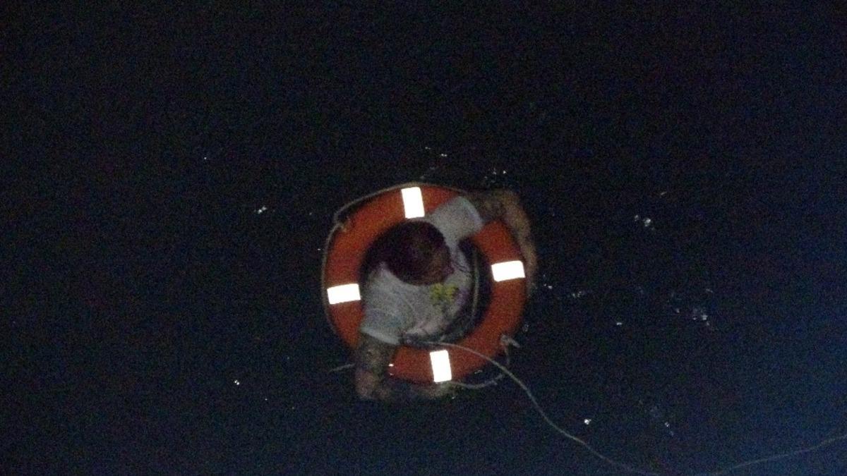 Dehşet anları! Gen&ccedil; kadın taksiden inip g&ouml;le atladı