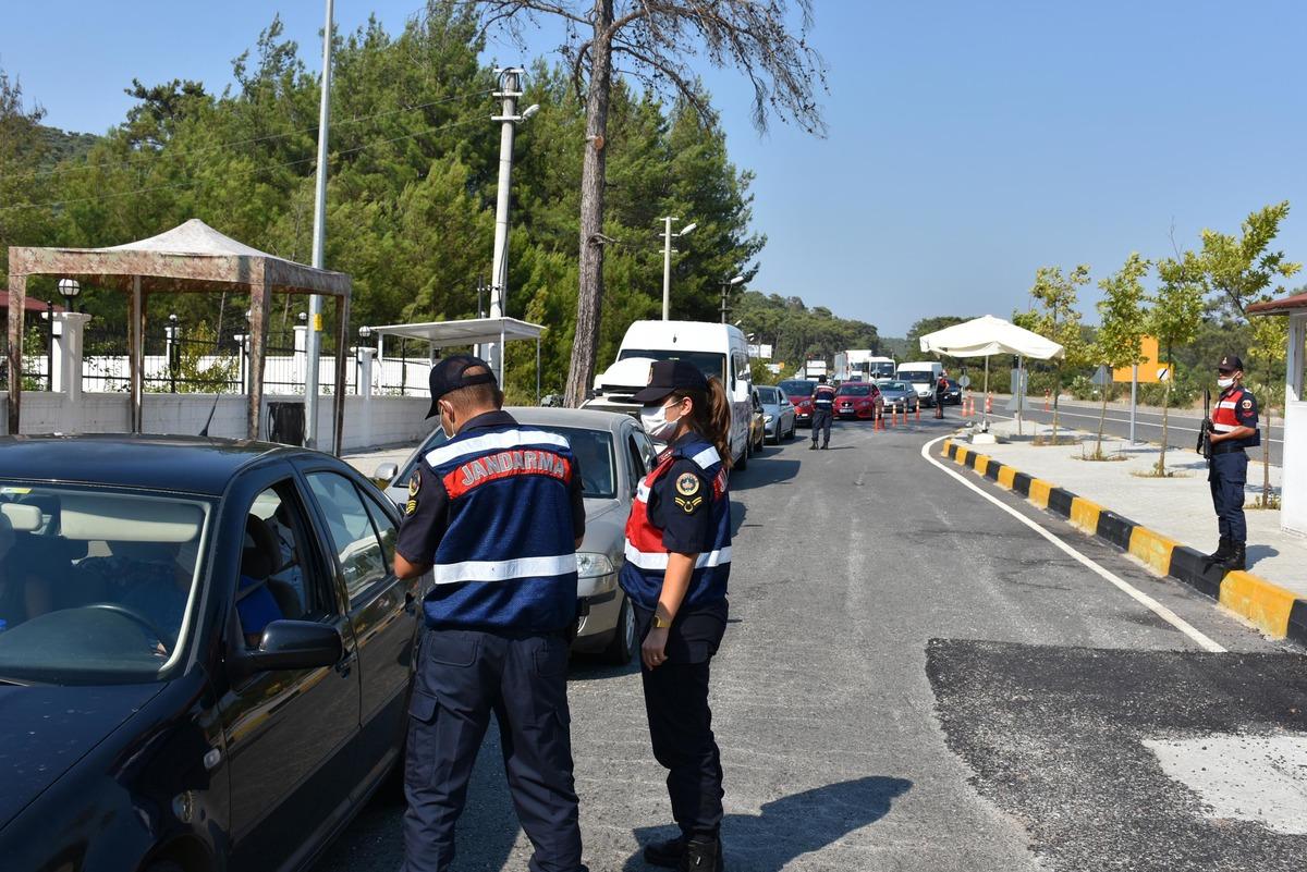 Marmaris ve Dat&ccedil;a'da bayram yoğunluğu! Ge&ccedil;iş noktasında kontroller arttı, uzun kuyruklar oluştu