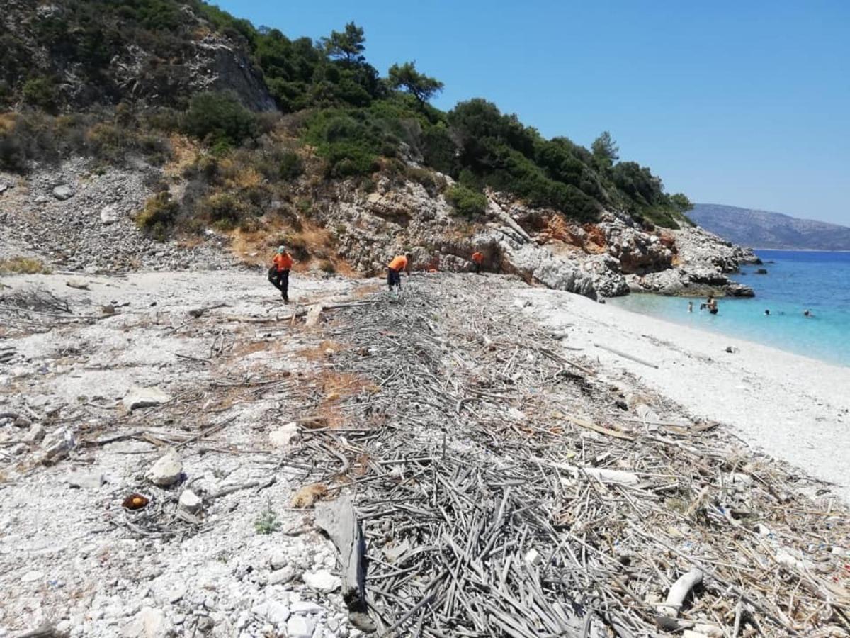 Kuşadası&rsquo;ndaki milli parkın ziyarete kapalı koyları atıklardan temizlendi