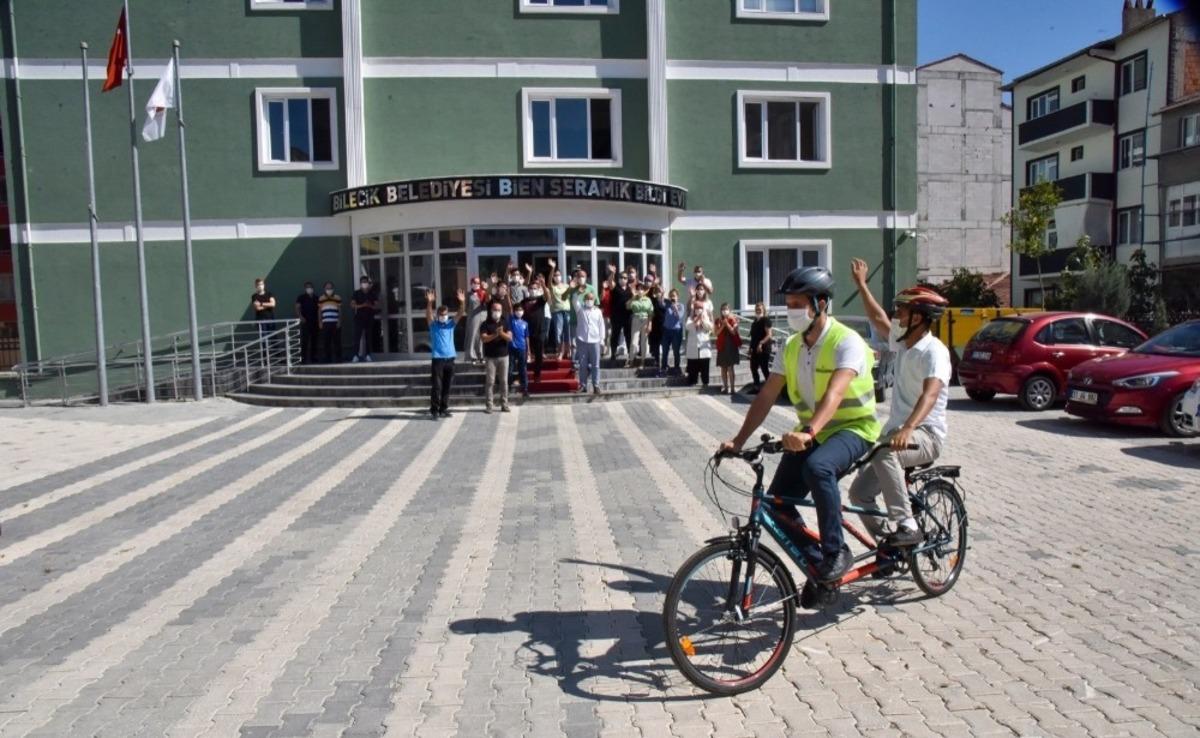 Tayini &ccedil;ıkan g&ouml;rme engelli belediye &ccedil;alışanı tandem bisikletiyle evine uğurlandı