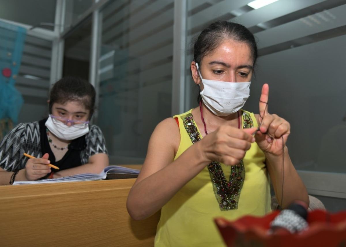 &Ouml;zel gen&ccedil;lere &rsquo;engelsiz el sanatları at&ouml;lyesi&rsquo;