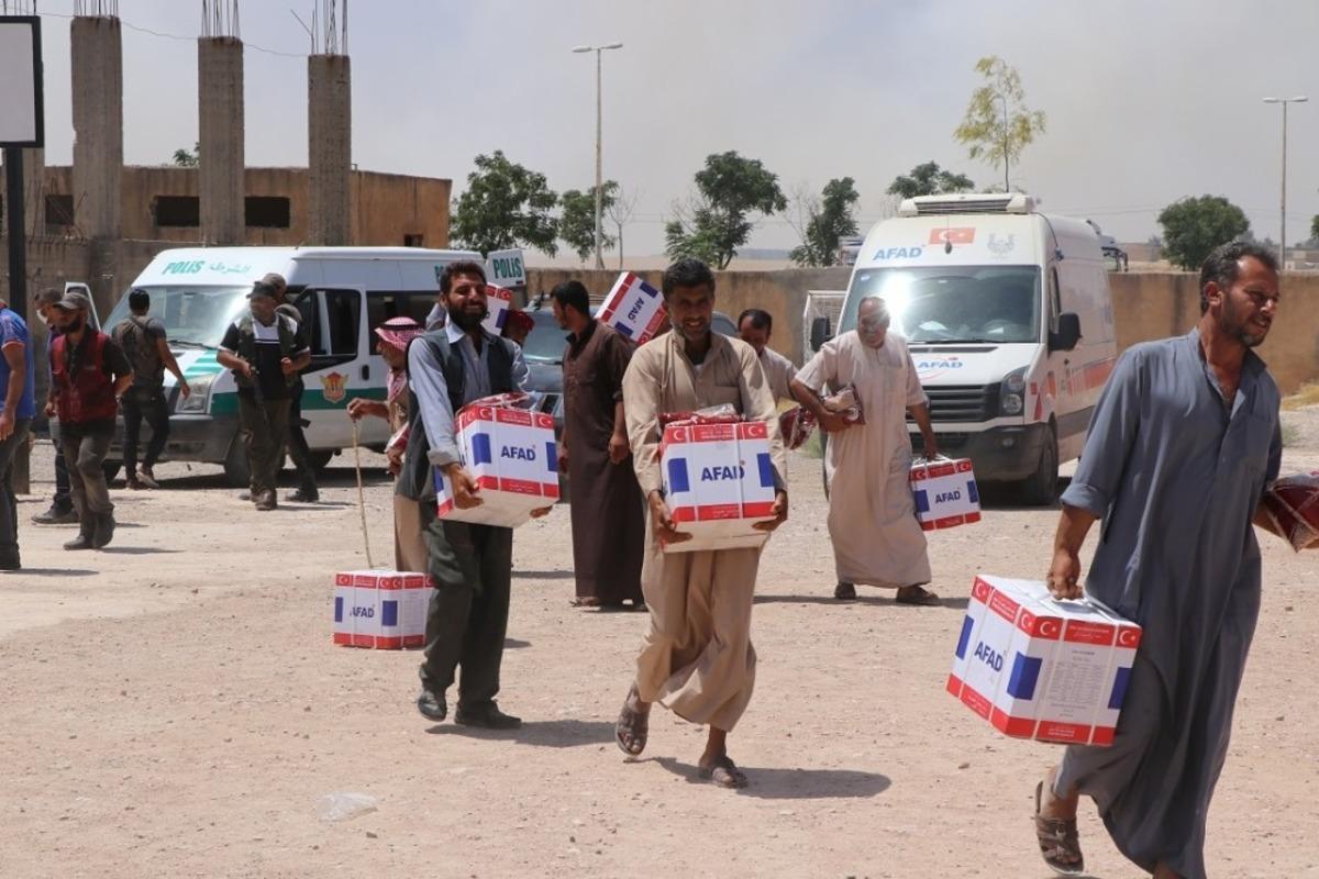 Barış Pınarı b&ouml;lgesinde bayram &ouml;ncesi ailelere yardım