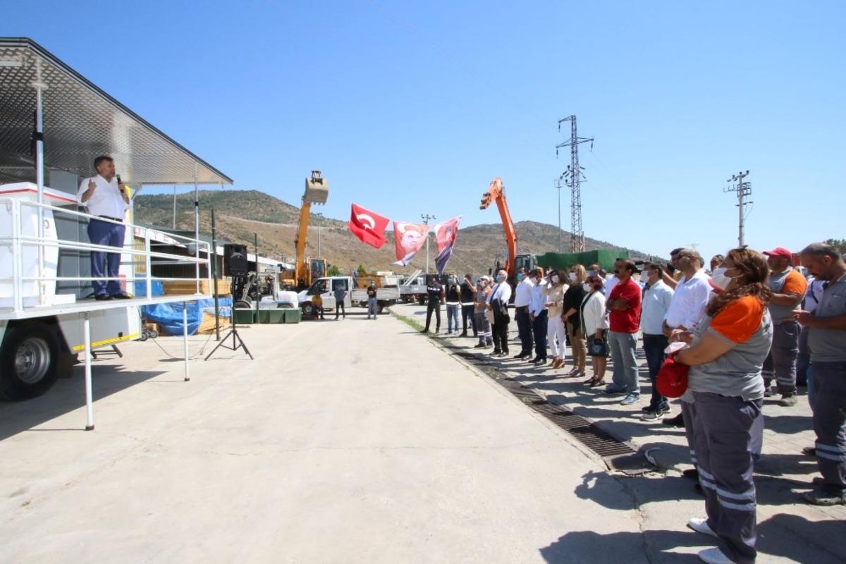 Başkan Sandal, &ccedil;alışanlarla bayramlaştı