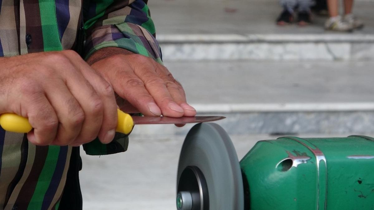 Bı&ccedil;aklar kurbanlıklar i&ccedil;in bileniyor