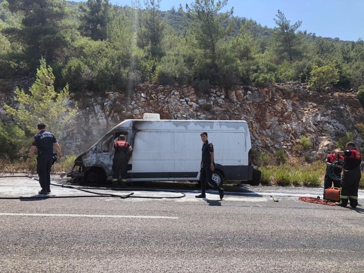 Minib&uuml;s alev aldı