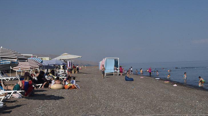 Akdeniz ve Ege’yi aratmıyor! Van Gölü sahilleri dolup taştı G3