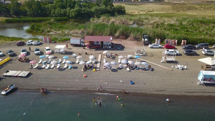 Akdeniz ve Ege’yi aratmıyor! Van Gölü sahilleri dolup taştı G4