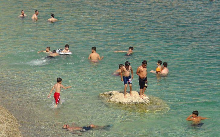 Akdeniz ve Ege’yi aratmıyor! Van Gölü sahilleri dolup taştı G5