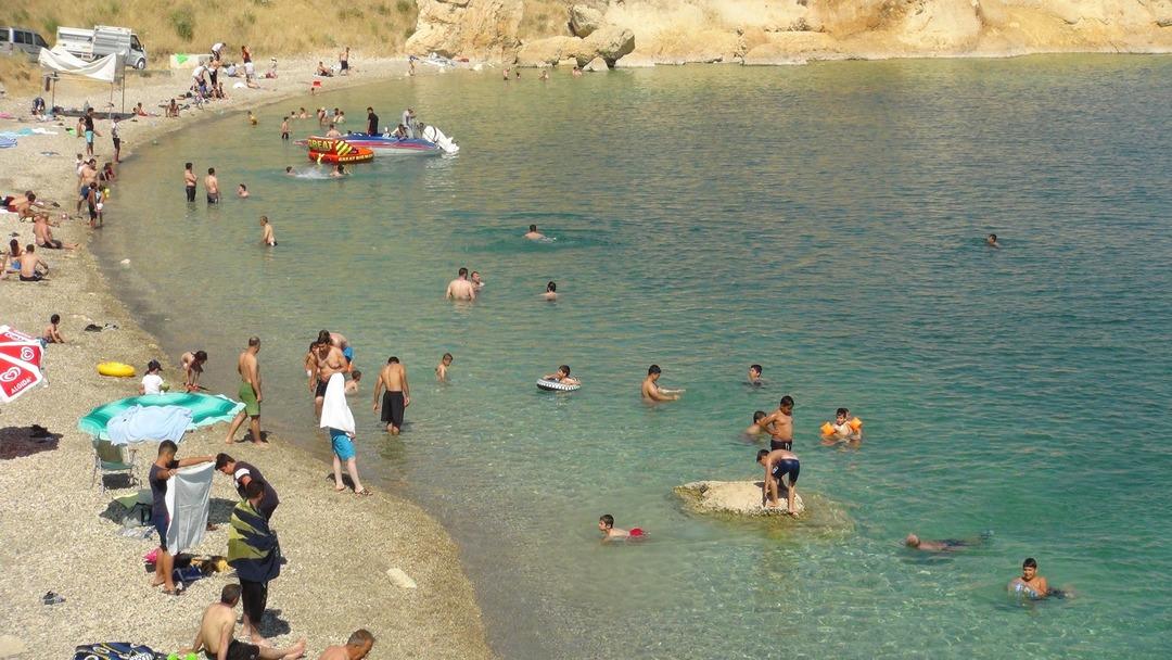 Akdeniz ve Ege&rsquo;yi aratmıyor! Van G&ouml;l&uuml; sahilleri dolup taştı