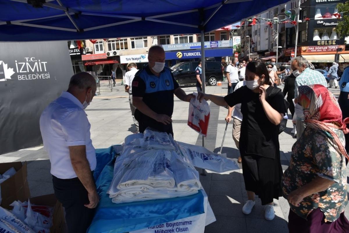 İzmit Belediyesinden vatandaşa 25 bin kurban poşeti