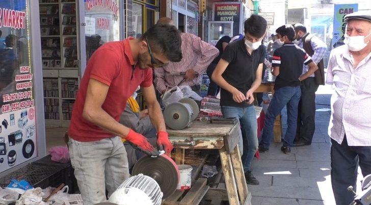 Kars’ta bıçaklar kurbanlar için bileniyor G2