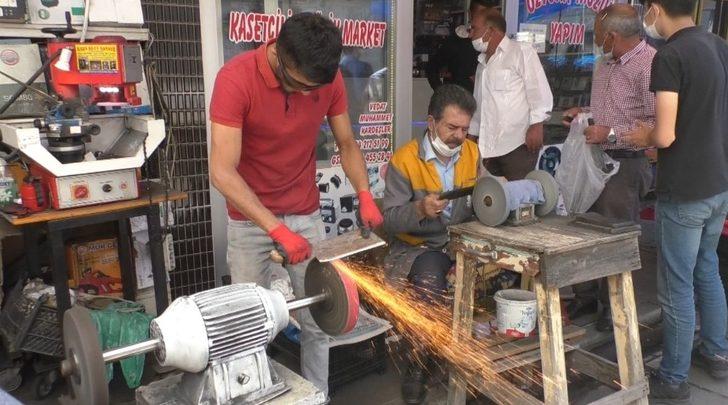 Kars’ta bıçaklar kurbanlar için bileniyor G3