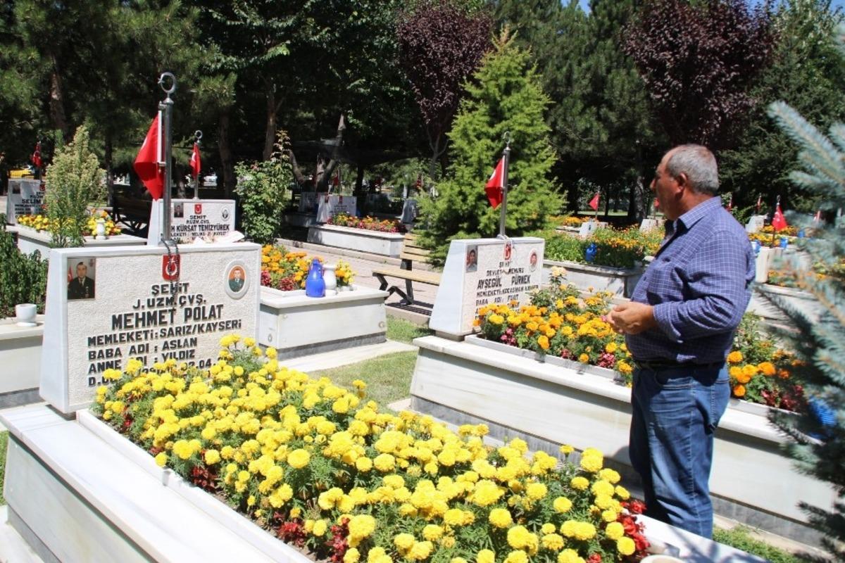 Şehitlikte h&uuml;z&uuml;nl&uuml; arefe