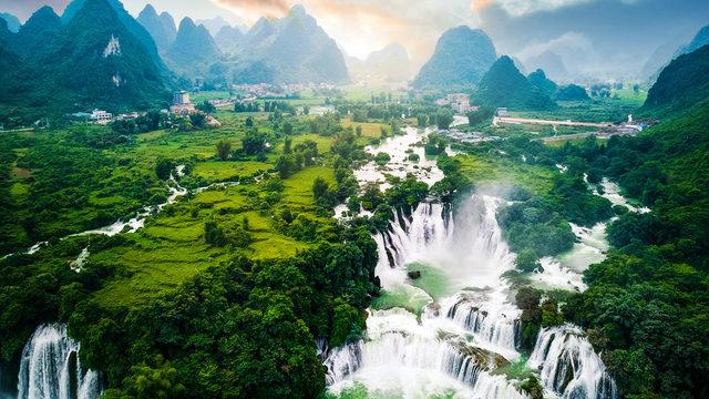 Devasa büyüklükleriyle herkesi kendilerine hayran bırakıyorlar! İşte en büyük şelaleler...